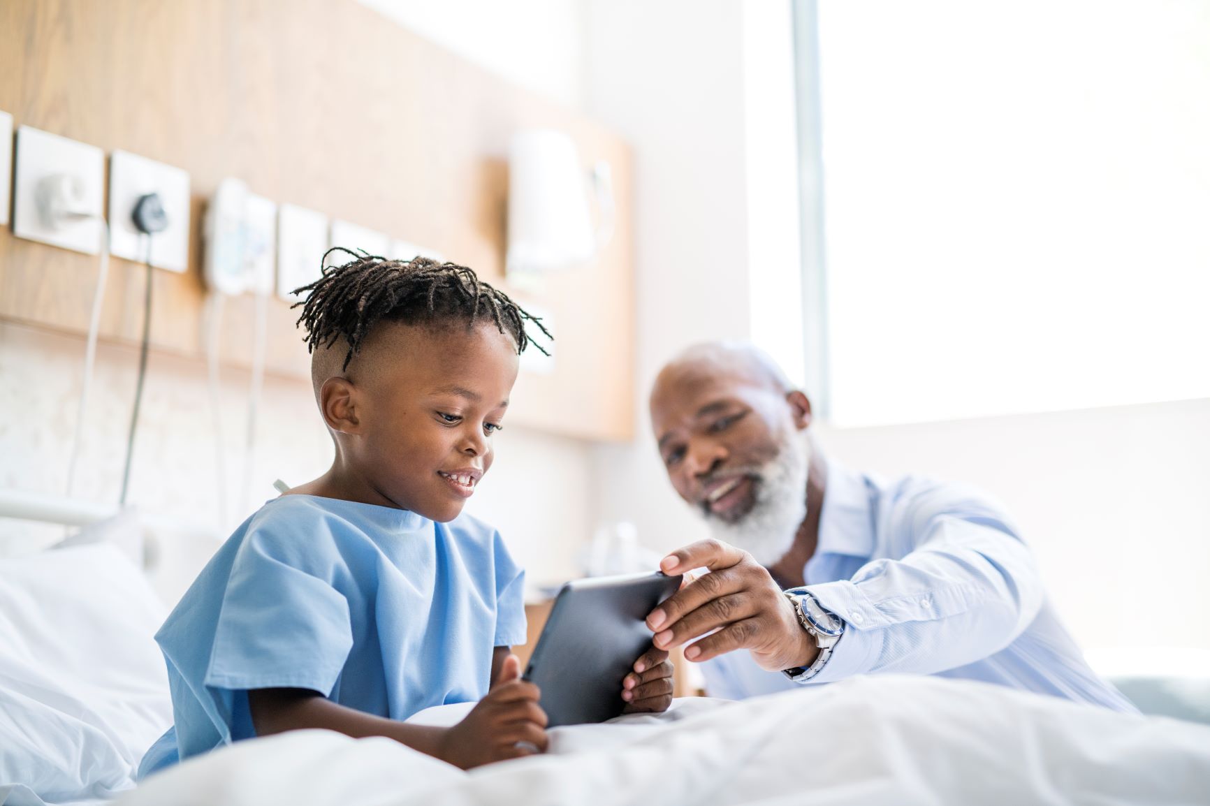 enfant Joue à la Tablette